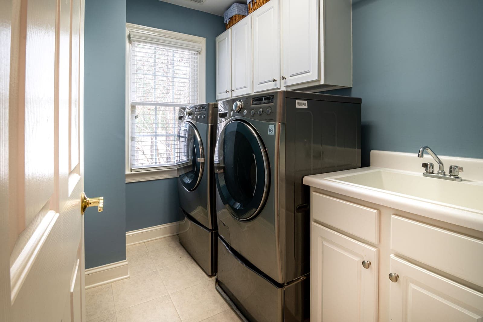 A laundry room with a washing machine and clothes dryer